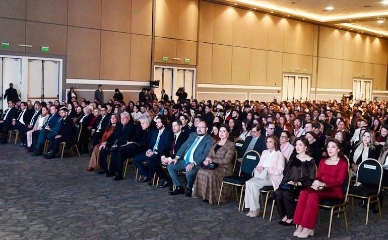 Autoridades nacionales, como el ministro del Interior, Enrique Riera, y el presidente de Diputados, Raúl Latorre, entre otros, participaron del I Simposio Internacional de Prevención y Lucha contra las adicciones en Paraguay.