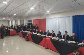 El presidente Santiago Peña, junto a otras autoridades, durante el acto del aniversario 181 de la Escolta Presidencial y Comando en Jefe.