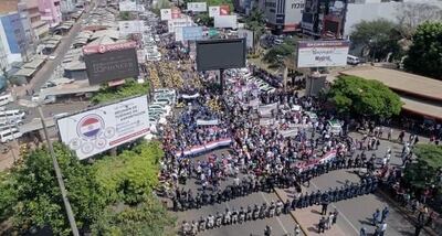 Vista aérea de la última movilización en Ciudad del Este para exigir la reapertura del Puente de la Amistad.