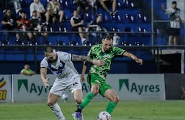 El autor del tanto de apertura, Andrea Falabella, va a la marca del gumarelo Marcelo Fernández.