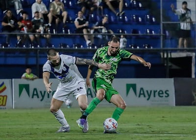 El autor del tanto de apertura, Andrea Falabella, va a la marca del gumarelo Marcelo Fernández.