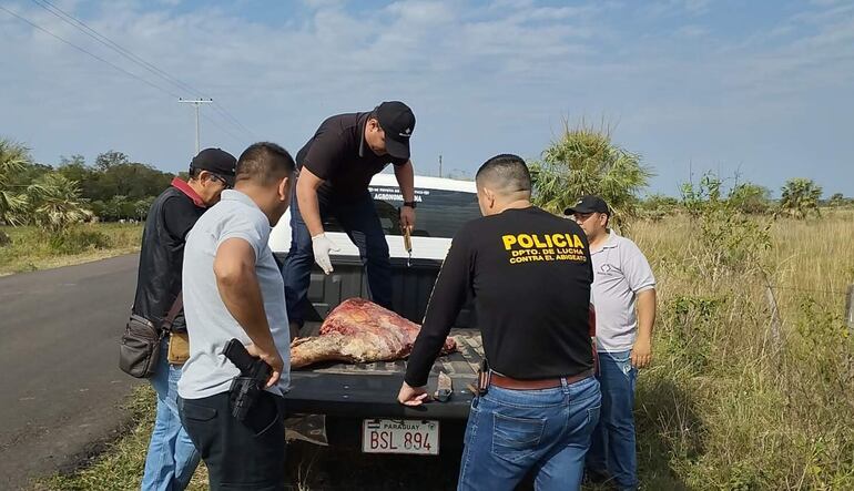 
Preciso momento en que los intervinientes se preparan para retirarse del lugar con el producto cárnico recuperado hasta la administración de la estancia 