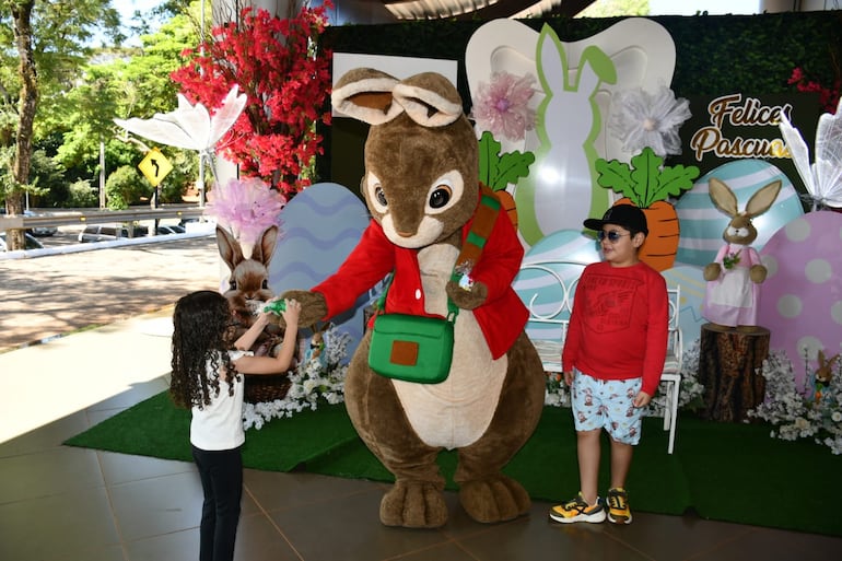 El Conejo de Pascua repartió huevos de chocolate a los niños.