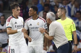El delantero del Real Madrid Carlos Espí (i) conversa con el entrenador Jose Mourinho (2-d) tras marcar el 1-2, durante el partido de LaLiga de fútbol que RCD Espanyol y Real Madrid disputan este sábado en el RCDE Stadium, en Barcelona.