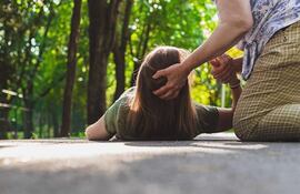 El síntoma principal de la epilepsia es la convulsión. En caso de ver a una persona convulsionando se recomienda colocarla de lado, no intentar abrirle la boca o introducirle objetos. Lo ideal es llamar a urgencias.