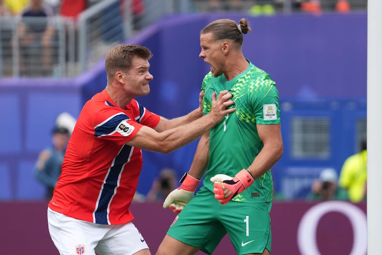 Orjan Nyland (d) de Noruega celebra al tapar un penal este domingo, en un partido por los octavos de final del Mundial de la FIFA 2026 entre Brasil y Noruega en el estadio MetLife en Nueva Jersey (Estados Unidos).