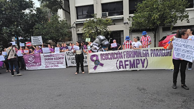 Pacientes crónicos y con enfermedades raras se movilizan exigiendo fármacos y el cumpliento de amparos judiciales