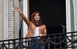 Cristina Fernández de Kirchner, saluda a sus simpatizantes desde el balcón de su residencia en Buenos Aires, donde cumple arresto domiciliario, el 20 de septiembre de 2025. (Archivo)