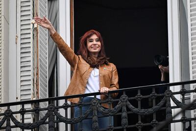 Cristina Fernández de Kirchner, saluda a sus simpatizantes desde el balcón de su residencia en Buenos Aires, donde cumple arresto domiciliario, el 20 de septiembre de 2025. (Archivo)