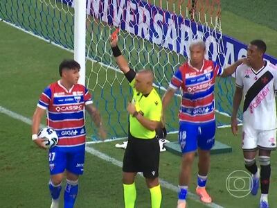 El paraguayo Adam Bareiro, futbolista de Fortaleza, es expulsado del partido frente a Vasco da Gama por la fecha 28 de la Serie A de Brasil.