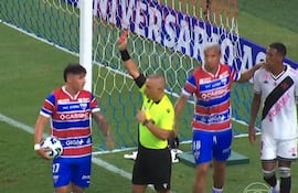 El paraguayo Adam Bareiro, futbolista de Fortaleza, es expulsado del partido frente a Vasco da Gama por la fecha 28 de la Serie A de Brasil.