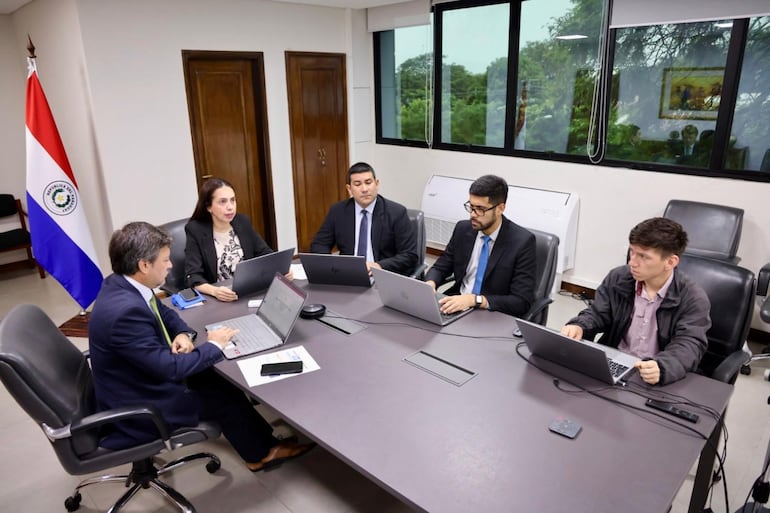 Equipo del MEF durante la presentación del informe de Situfin