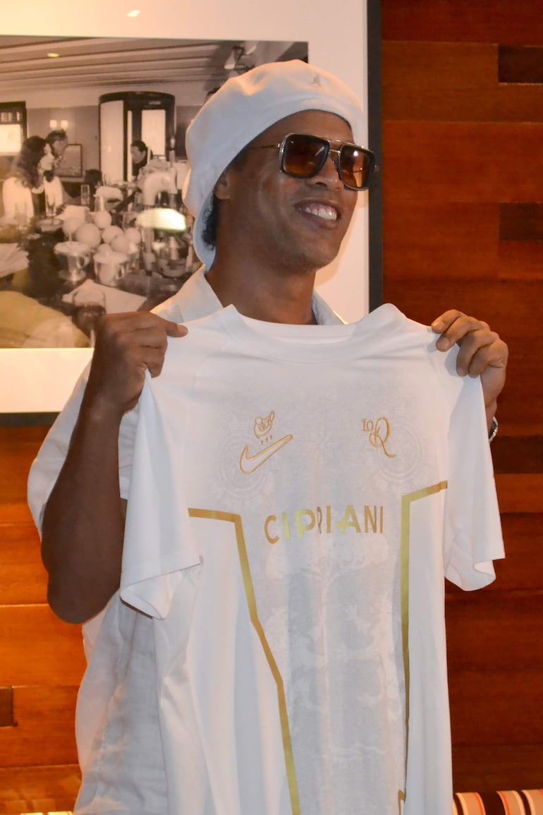 El astro brasileño Ronaldinho Gaúcho posa con una camiseta durante el anunció de su regreso al fútbol profesional a los 46 años de la mano del Ravenna FC italiano este martes, en Miami (Estados Unidos).