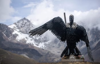 Fotografía del monumento a un cóndor andino frente al monte nevado Huayna Potosí el 1 de marzo de 2026 en El Alto (Bolivia). Un ascenso a casi 5.000 metros sobre el nivel del mar entre acueductos que transportan agua glaciar se ha convertido en uno de los atractivos turísticos que cautiva a visitantes extranjeros y locales en Bolivia, en una ruta ubicada en el nevado Chacaltaya, frente al imponente Huayna Potosí, cuya cima alcanza los 6.094 metros de altitud.