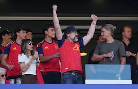 El actor español Javier Bardem celebra el triunfo de su equipo en el partido de la final del Mundial de la FIFA 2026 entre España y Argentina en el estadio MetLife en Nueva Jersey (Estados Unidos). EFE/ Octavio Guzman