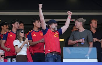 El actor español Javier Bardem celebra el triunfo de su equipo en el partido de la final del Mundial de la FIFA 2026 entre España y Argentina en el estadio MetLife en Nueva Jersey (Estados Unidos). EFE/ Octavio Guzman