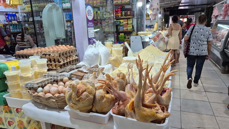 Productos cárnicos, huevos, quesos, almidón y grasas exhibidos en el interior de la Feria Municipal La Placita de Encarnación.