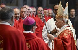 El papa Leó XIV comparte con obispos y cardenales de distintos países, en el Vaticano.