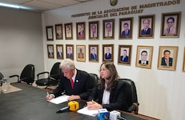 Camaristas Ángel Cohene (presidente de la Asociación de Magistrados) y Marta Acosta, en conferencia de prensa.