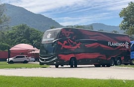 El bus que transportó a la delegación de Flamengo al aeropuerto.