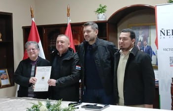 El gobernador de Ñeembucú y titular de la Comisión del Consejo Departamental de Educación, Víctor Hugo Fornerón (ANR); el vicepresidente de la República, Pedro Alliana, como testigo de honor; el intendente municipal Fernando Ramírez (ANR) y la presidenta del Club AFS, Graciela Frutos de Albera, aparecen en la foto luego de la firma del contrato.