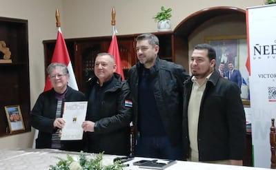 El gobernador de Ñeembucú y titular de la Comisión del Consejo Departamental de Educación, Víctor Hugo Fornerón (ANR); el vicepresidente de la República, Pedro Alliana, como testigo de honor; el intendente municipal Fernando Ramírez (ANR) y la presidenta del Club AFS, Graciela Frutos de Albera, aparecen en la foto luego de la firma del contrato.