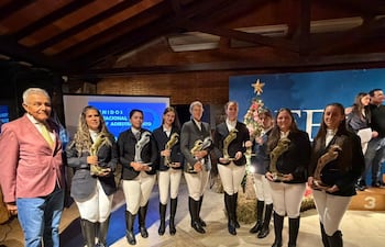 El adiestrador chileno Carlos Castro y las galardonadas en las competencias de Adiestramiento 2025.