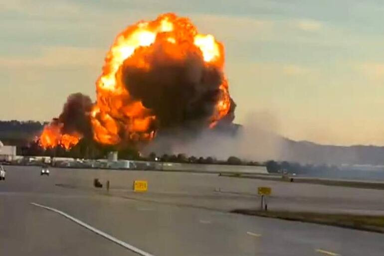 Captura de video tomada de rastreo de redes que muestra el momento de la explosión de un avión de la empresa UPS este martes, en el aeropuerto internacional de Muhammad Ali de Louisville, en Kentucky (EE.UU). 