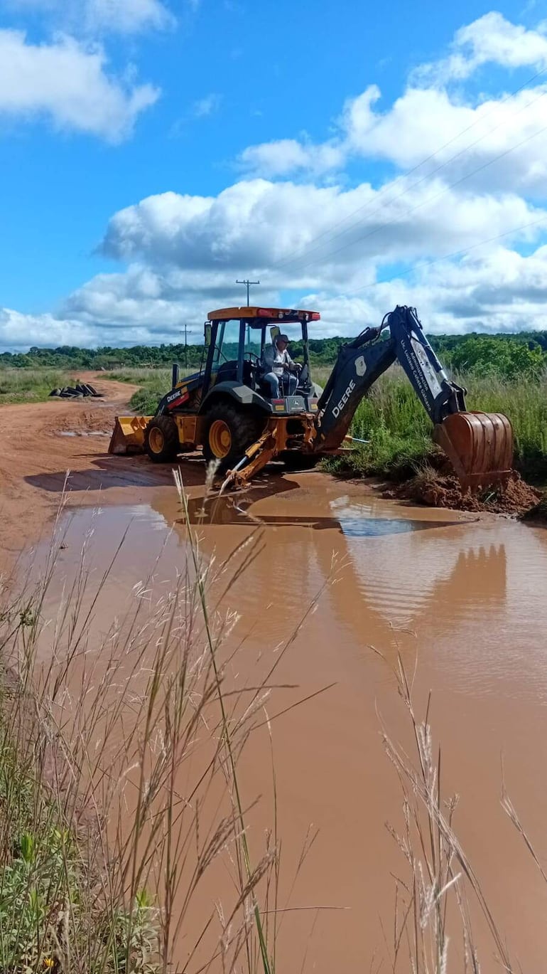 En la compañía Ndavarú llegó una retroexcavadora, pero aún se necesita la provisión de equipos de carga y una motoniveladora para completar los trabajos viales.