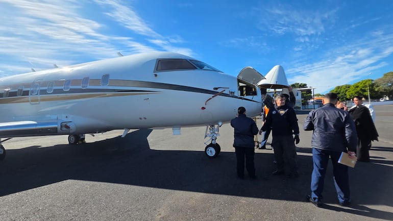 Momento en que se llevaba a cabo la inspección estructural del jet ejecutivo Bombardier Challenger, incautado en Paraguay.