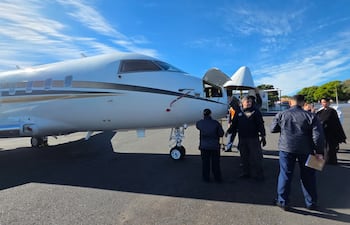 Momento en que se llevaba a cabo la inspección estructural del jet ejecutivo Bombardier Challenger, incautado en Paraguay.