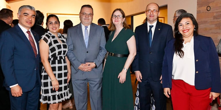 El embajador de Chile en Paraguay, Hernán Brantes Glavic, y su señora Rosana Bellolio Pasini ofrecieron una reunión en la residencia oficial del embajador con motivo de la celebración del 216°aniversario de la Independencia de Chile