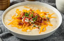 Sopa cremosa de papa al horno con bacon y queso.