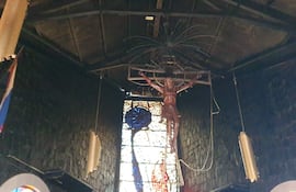 La imagen del Cristo, situado en el centro de la capilla, sobre el altar, no fue alcanzada por el fuego.