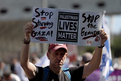 Un manifestante israelí sostiene una pancarta que dice en inglés: "Las vidas palestinas importan". Jerusalén, 17 de agosto de 2025.