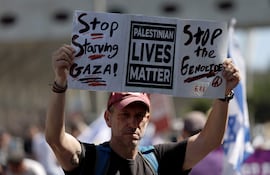 Un manifestante israelí sostiene una pancarta que dice en inglés: "Las vidas palestinas importan". Jerusalén, 17 de agosto de 2025.