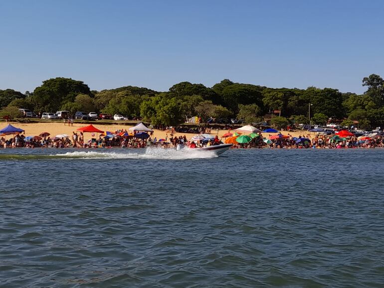 Una multitud acude a playa de Coratei para aplacar el calor.