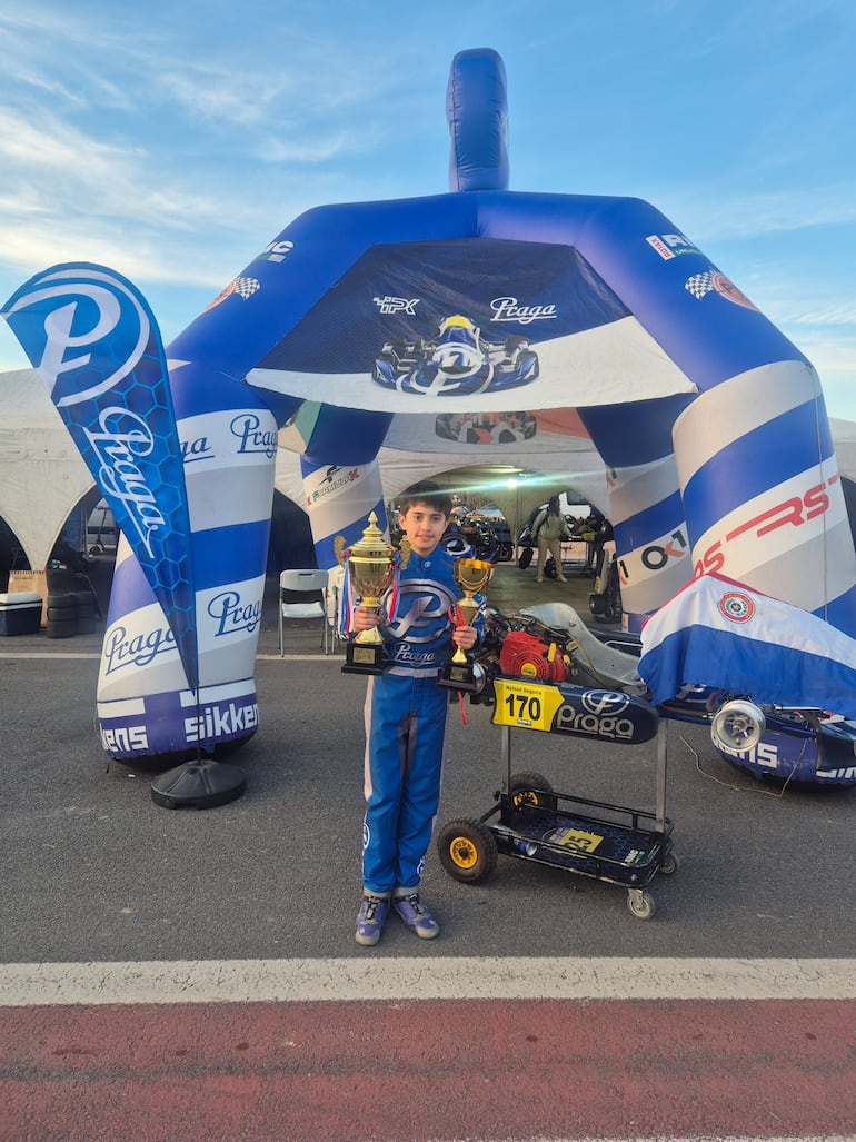El piloto paraguayo Nelson Segovia posa con los trofeos que consiguió en Uruguay.