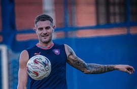 El experimentado delantero argentino, Pablo Ezequiel Vegetti (37 años) está para tener su primera titularidad con la camiseta de Cerro Porteño.