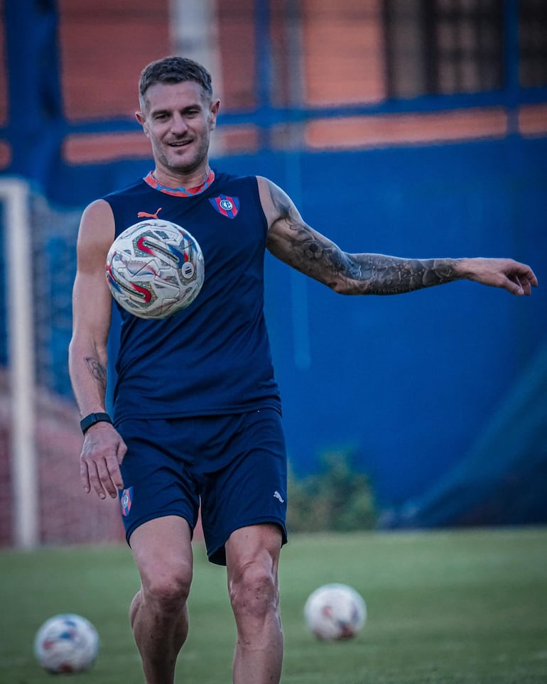 El experimentado delantero argentino, Pablo Ezequiel Vegetti (37 años) está para tener su primera titularidad con la camiseta de Cerro Porteño.