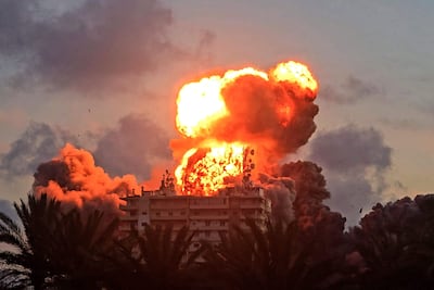 Una explosión durante un bombardeo israelí sobre la ciudad libanesa de Tiro, este jueves.