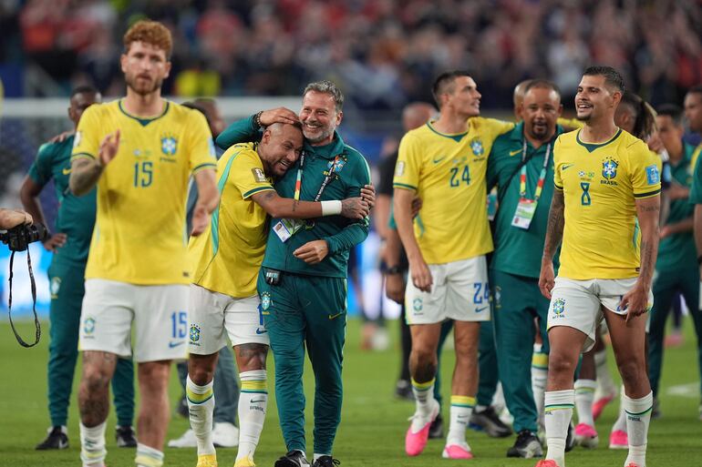  Jugadores de Brasil reaccionan este miércoles, al final de un partido del grupo C del Mundial de la FIFA 2026 entre Escocia y Brasil, en el estadio Hard Rock en Miami (EE.UU.). 