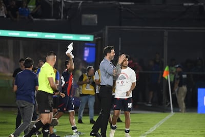 El entrenador de Cerro Porteño Jorge Bava reconoce al delantero Cecilio Domínguez, quien anotó un doblete en la consagración de Cerro Porteño en la Supercopa Paraguay.