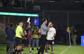El entrenador de Cerro Porteño Jorge Bava reconoce al delantero Cecilio Domínguez, quien anotó un doblete en la consagración de Cerro Porteño en la Supercopa Paraguay.