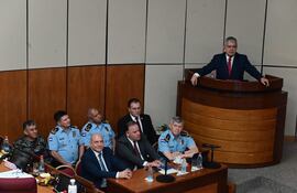 Enrique Riera, de pie, expone ante el Congreso.