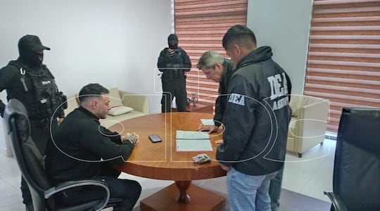 Sebastián Marset, seindo fichado por la DEA tras ser capturado en Bolivia. Según los datos, sería extraditado a Estados Unidos.