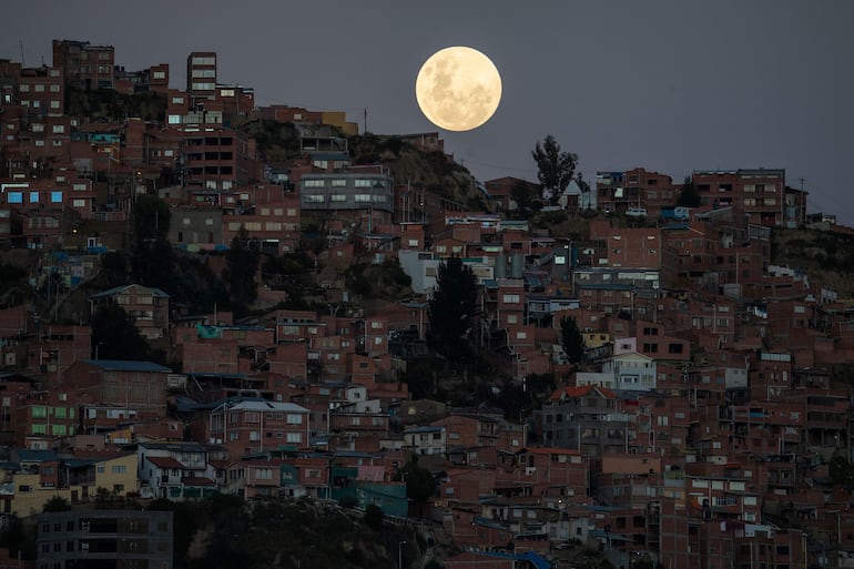Fotografía que muestra la luna este lunes, en La Paz (Bolivia). 