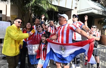 Los aficionados de la selección paraguaya de fútbol apostados en las inmediaciones del hotel Signia by Hilton, donde se hospedará el plantel albirrojo.