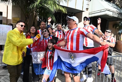 Los aficionados de la selección paraguaya de fútbol apostados en las inmediaciones del hotel Signia by Hilton, donde se hospedará el plantel albirrojo.