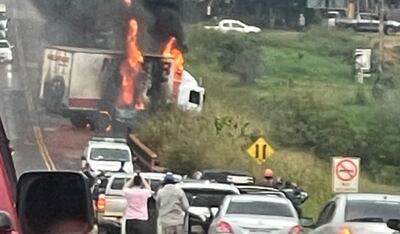 Dos funcionarios de la ANDE fallecieron en un accidente de tránsito en Obligado, departamento de Itapúa.